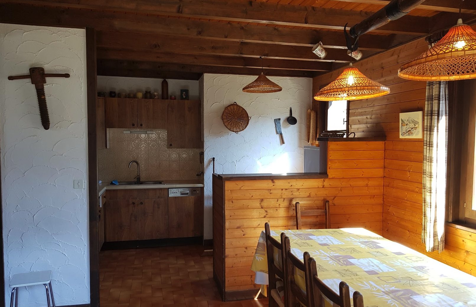 L’intérieur de l’un des nombreux chalets visités, qui aurait demandé une remise à neuf