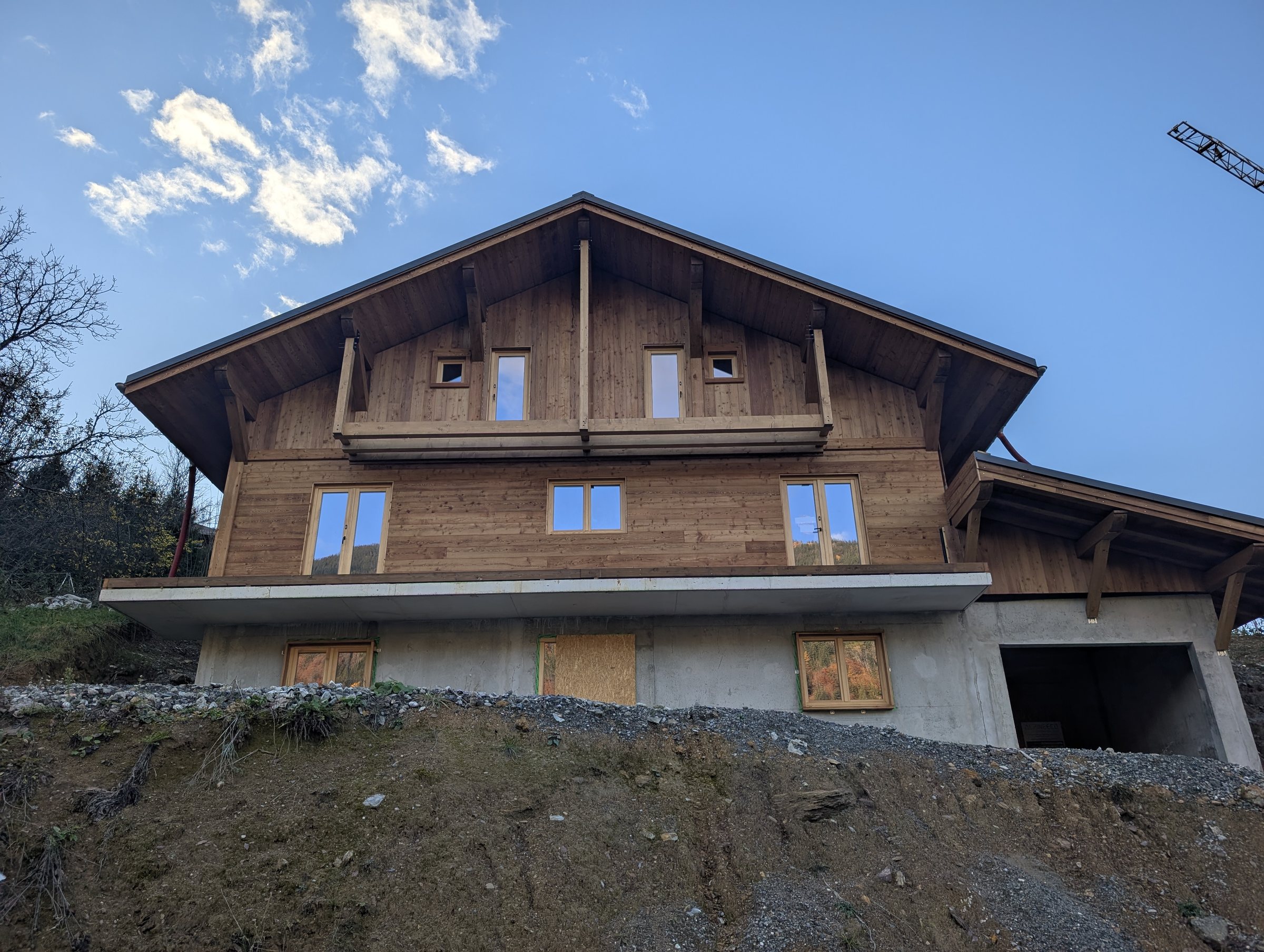 Le chalet avec ses fenêtres posées