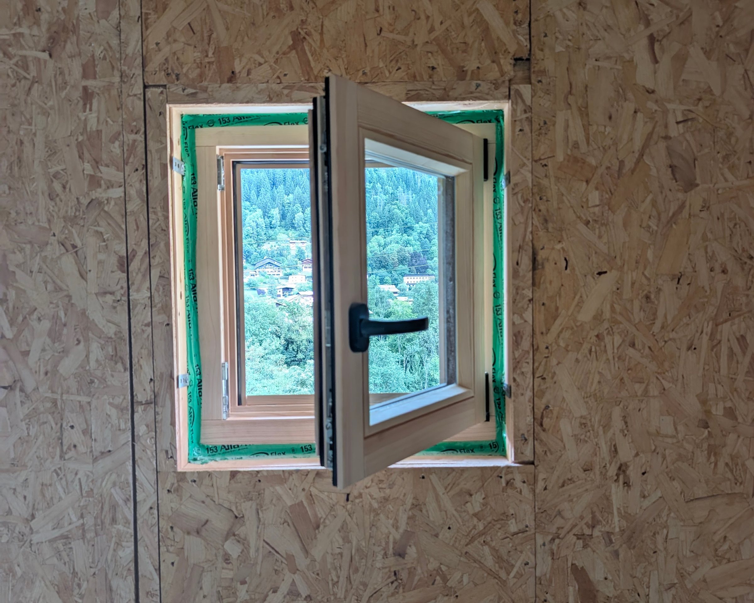 Une fenêtre de chalet qui s’ouvre vers l’intérieur